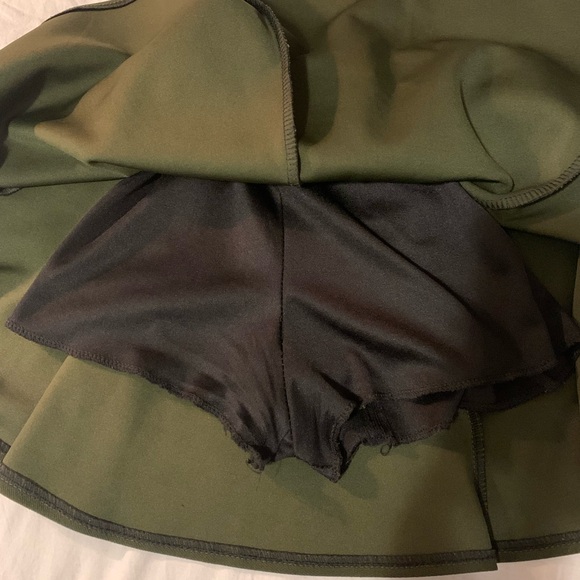 GREEN MINISKIRT WITH BELT DETAILS AND BUILT IN SHORTS SIZE XS - Picture 4 of 5